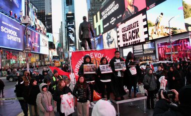 Birmanyalıların Myanmar 'ı protesto etmesi için adalet umudu. 1 Şubat 2025, New York, ABD: Bazı Birmanyalılar daha iyi bir değişiklik için protesto ederken görülüyor ve geleceklerini New York Times Meydanı 'nda kendileri belirleme kararı alıyorlar.. 