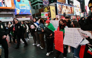 Birmanyalıların Myanmar 'ı protesto etmesi için adalet umudu. 1 Şubat 2025, New York, ABD: Bazı Birmanyalılar daha iyi bir değişiklik için protesto ederken görülüyor ve geleceklerini New York Times Meydanı 'nda kendileri belirleme kararı alıyorlar.. 