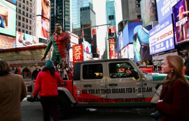 Kristiano Ronaldo 'nun 40. yaş gününü kutlamak için Times Meydanı' nda dünya turuna çıkacağız. 1 Şubat 2025, New York, ABD: bir kristiano ronaldo heykeli (cr7), Portekiz futbolcusu bir kamyonun arkasına yerleştirilir (niyi fote / theenews2)