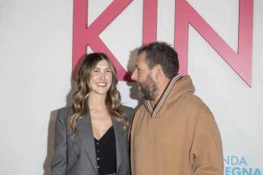 3 Şubat 2025, New York, New York, ABD: (I-r) Jackie Sandler ve Adam Sandler, Netflix 'in Şubat 2025' te Paris tiyatrosundaki 
