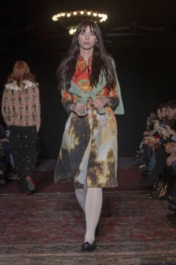 4 Şubat 2025, New York, New York, ABD: Şubat 2025 'te New York moda haftası boyunca Lingua Franca defilesi için podyumda bir model yürür (m10' lar / thews2)