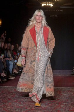 4 Şubat 2025, New York, New York, ABD: Şubat 2025 'te New York moda haftası boyunca Lingua Franca defilesi için podyumda bir model yürür (m10' lar / thews2)