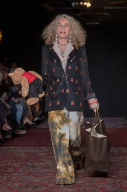 4 Şubat 2025, New York, New York, ABD: Ann Dexter-Jones Şubat 2025 'te New York moda haftası boyunca Lingua Franca defilesi için podyumda yürür.)