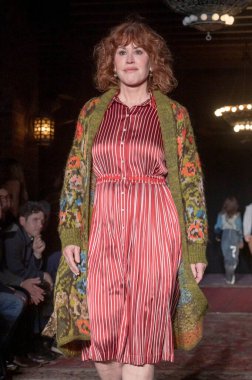 4 Şubat 2025, New York, New York, ABD: Molly ringwald Şubat 2025 'te New York moda haftası boyunca Lingua Franca defilesi için podyumda yürür.)