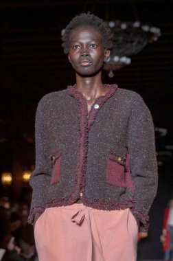 4 Şubat 2025, New York, New York, ABD: Şubat 2025 'te New York moda haftası boyunca Lingua Franca defilesi için podyumda bir model yürür (m10' lar / thews2)