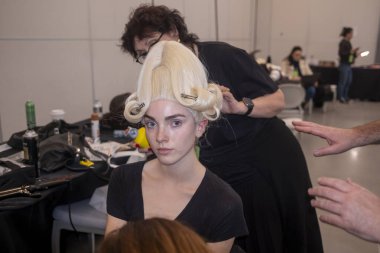 Moda Şovu - New York Moda Haftası. 07 Şubat 2025, New York, New York, ABD: Bir model Şubat 2025 'te Christian Cowan Moda Haftası' nda kuliste saç, tırnak ve makyaj yaptırıyor. (M10 'lar\ yeni 2ler))       