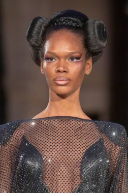 08 Şubat 2025, New York, New York, ABD: New York City 'de Şubat 2025' te New York moda haftası boyunca bir model, sarışınlar defilesinde podyumda yürüyor. (m10 'lar / yeniler 2)