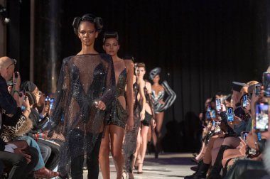 Moda gösterisi - Şubat 2025 New York moda haftası. 08 Şubat 2025, New York, New York, ABD: modeller Şubat 2025 'te New York moda haftası boyunca sarışın moda gösterisinde podyum finalinde yürür. (M10 'lar\ yeni 2ler))