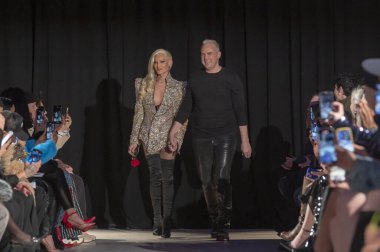 New York, ABD moda haftası. 08 Şubat 2025: (I-r) tasarımcı Phillipe Blond ve tasarımcı David Blond, ABD 'nin New York şehrinde Şubat 2025' te düzenlenen sarışın moda gösterisinde podyum finalinde yürüdüler. (m10 'lar / Newws2)