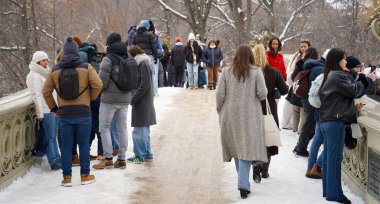 Central Park 'ta bir gecede 8 cm kar yağdı. 9 Şubat 2025, New York, ABD: New York Şehri cumartesi gecesi ve pazar günleri arasında tüm şehirde ve özellikle Central Park 'ta çok fazla kar taneciği bırakarak en şiddetli kar yağışıyla karşı karşıya kaldı