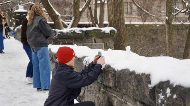 Central Park 'ta bir gecede 8 cm kar yağdı. 9 Şubat 2025, New York, ABD: New York Şehri cumartesi gecesi ve pazar günleri arasında tüm şehirde ve özellikle Central Park 'ta çok fazla kar taneciği bırakarak en şiddetli kar yağışıyla karşı karşıya kaldı