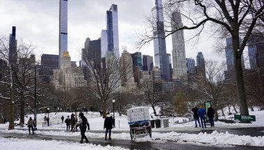 Central Park 'ta bir gecede 8 cm kar yağdı. 9 Şubat 2025, New York, ABD: New York Şehri cumartesi gecesi ve pazar günleri arasında tüm şehirde ve özellikle Central Park 'ta çok fazla kar taneciği bırakarak en şiddetli kar yağışıyla karşı karşıya kaldı