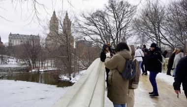 Central Park 'ta bir gecede 8 cm kar yağdı. 9 Şubat 2025, New York, ABD: New York Şehri cumartesi gecesi ve pazar günleri arasında tüm şehirde ve özellikle Central Park 'ta çok fazla kar taneciği bırakarak en şiddetli kar yağışıyla karşı karşıya kaldı