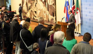 Çin Dışişleri Bakanı Wang Yi ile Birleşmiş Milletler 'de basın toplantısı. 18 Şubat 2025, New York, ABD (niyi fote / theenews2)