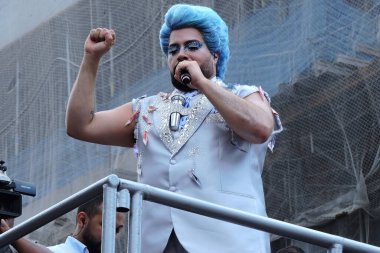 Sao Paulo (SP), 02 / 22 / 2025 - Carnival / Blocks / SP - Tiago Abravanel, Sao Paulo 'daki Faria Lima Bulvarı' nda Silvio Santos ve konuk şarkıcılar anısına Abrava bloğunu yönetiyor. (Leandro Chemalle / Yeniler 2) 