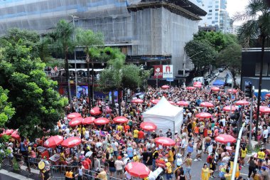 Sao Paulo (SP), 02 / 22 / 2025 - Carnival / Blocks / SP - Tiago Abravanel, Sao Paulo 'daki Faria Lima Bulvarı' nda Silvio Santos ve konuk şarkıcılar anısına Abrava bloğunu yönetiyor. (Leandro Chemalle / Yeniler 2) 