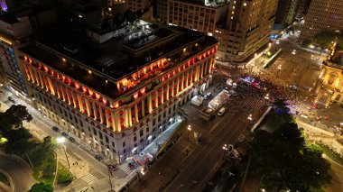 Sao Paulo (SP), Brezilya 23 / 02 / 2025 havadan çekilmiş Sao Paulo şehir merkezindeki Banda do Fuxico bloğunun bu pazar gecesi (23) belediye tiyatrosunun önünden geçen karnaval öncesi (leco viana / theenews2)