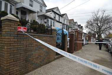 NYPD, Ozone Park, Queens, New York 'ta bir gecede gerçekleşen 64 yaşındaki Juliet Kashidas-Singh cinayetini araştırıyor. 28 Şubat 2025 Cuma, Ozone Park, Queens, New York, ABD (Kyle Mazza / thews2)