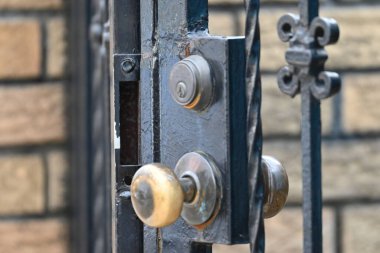 NYPD, Ozone Park, Queens, New York 'ta bir gecede gerçekleşen 64 yaşındaki Juliet Kashidas-Singh cinayetini araştırıyor. 28 Şubat 2025 Cuma, Ozone Park, Queens, New York, ABD (Kyle Mazza / thews2)