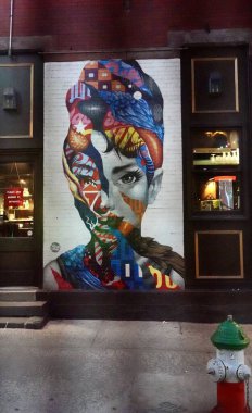 10 Mart 2025, New York, ABD: Çin Mahallesi 'nde insanların, sokak satıcılarının, yoğun trafiğin, renkli dekorasyonların, Çin yemeği ve kültürünün (niyi fote / theenews2)