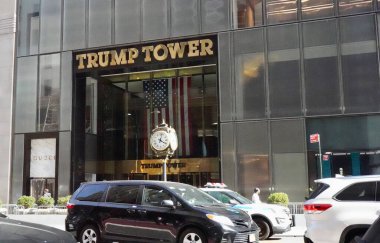 NYPD, Filistinli aktivist Mahmud Khalil 'in Trump Tower' da tutuklandığını ihbar eden protestocuları tutukladı. 13 Mart 2025, New York, ABD: Protestocular 5. Cadde 'deki Trump Tower' da toplandıktan sonra yaklaşık 100 kişi tutuklandı
