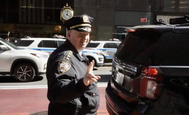 NYPD, Filistinli aktivist Mahmud Khalil 'in Trump Tower' da tutuklandığını ihbar eden protestocuları tutukladı. 13 Mart 2025, New York, ABD: Protestocular 5. Cadde 'deki Trump Tower' da toplandıktan sonra yaklaşık 100 kişi tutuklandı