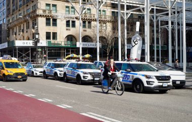 NYPD, Filistinli aktivist Mahmud Khalil 'in Trump Tower' da tutuklandığını ihbar eden protestocuları tutukladı. 13 Mart 2025, New York, ABD: Protestocular 5. Cadde 'deki Trump Tower' da toplandıktan sonra yaklaşık 100 kişi tutuklandı