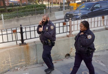 Brooklyn Köprüsü ve onun yan gösterileri. 14 Mart 2025, Brooklyn, New York, ABD: birçok New Yorklu ve turist bahar sezonuna girerken Brooklyn Köprüsü 'ne büyük miktarda çekiliyor. (niyi fote / the new ws2)