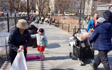 Brooklyn Köprüsü ve onun yan gösterileri. 14 Mart 2025, Brooklyn, New York, ABD: birçok New Yorklu ve turist bahar sezonuna girerken Brooklyn Köprüsü 'ne büyük miktarda çekiliyor. (niyi fote / the new ws2)