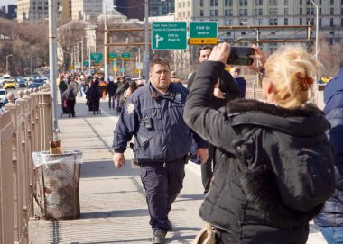 Brooklyn Köprüsü ve onun yan gösterileri. 14 Mart 2025, Brooklyn, New York, ABD: birçok New Yorklu ve turist bahar sezonuna girerken Brooklyn Köprüsü 'ne büyük miktarda çekiliyor. (niyi fote / the new ws2)