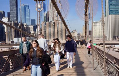 Brooklyn Köprüsü ve onun yan gösterileri. 14 Mart 2025, Brooklyn, New York, ABD: birçok New Yorklu ve turist bahar sezonuna girerken Brooklyn Köprüsü 'ne büyük miktarda çekiliyor. (niyi fote / the new ws2)