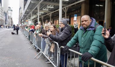 17 Mart 2025, New York, ABD: 264. Geleneksel New York Şehri Aziz Patricks Günü geçit töreni saat 11: 00 sıralarında başladı, Batı 44. Cadde ve 5. Cadde 'den (Niyi fote / the Newws2)