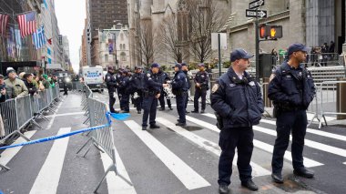 17 Mart 2025, New York, ABD: 264. Geleneksel New York Şehri Aziz Patricks Günü geçit töreni saat 11: 00 sıralarında başladı, Batı 44. Cadde ve 5. Cadde 'den (Niyi fote / the Newws2)