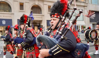 17 Mart 2025, New York, ABD: 264. Geleneksel New York Şehri Aziz Patricks Günü geçit töreni saat 11: 00 sıralarında başladı, Batı 44. Cadde ve 5. Cadde 'den (Niyi fote / the Newws2)