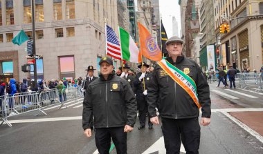 17 Mart 2025, New York, ABD: 264. Geleneksel New York Şehri Aziz Patricks Günü geçit töreni saat 11: 00 sıralarında başladı, Batı 44. Cadde ve 5. Cadde 'den (Niyi fote / the Newws2)
