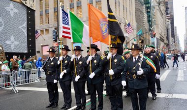 17 Mart 2025, New York, ABD: 264. Geleneksel New York Şehri Aziz Patricks Günü geçit töreni saat 11: 00 sıralarında başladı, Batı 44. Cadde ve 5. Cadde 'den (Niyi fote / the Newws2)