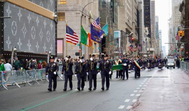 17 Mart 2025, New York, ABD: 264. Geleneksel New York Şehri Aziz Patricks Günü geçit töreni saat 11: 00 sıralarında başladı, Batı 44. Cadde ve 5. Cadde 'den (Niyi fote / the Newws2)
