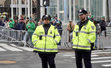 17 Mart 2025, New York, ABD: 264. Geleneksel New York Şehri Aziz Patricks Günü geçit töreni saat 11: 00 sıralarında başladı, Batı 44. Cadde ve 5. Cadde 'den (Niyi fote / the Newws2)