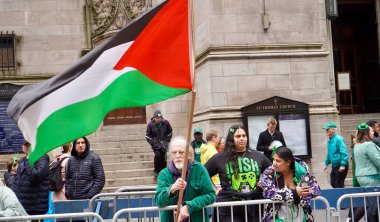 17 Mart 2025, New York, ABD: 264. Geleneksel New York Şehri Aziz Patricks Günü geçit töreni saat 11: 00 sıralarında başladı, Batı 44. Cadde ve 5. Cadde 'den (Niyi fote / the Newws2)
