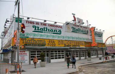 Şiddetli soğuk hava, turistlerin Coney Island plajındaki varlığını azaltıyor. 23 Mart 2025, Brooklyn, New York, ABD: şiddetli soğuk hava nedeniyle; 44F (yaklaşık 6.667 c), az sayıda turist Coney Adası plajında görülmektedir (niyi fote / thews2)