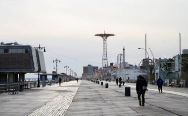 Şiddetli soğuk hava, turistlerin Coney Island plajındaki varlığını azaltıyor. 23 Mart 2025, Brooklyn, New York, ABD: şiddetli soğuk hava nedeniyle; 44F (yaklaşık 6.667 c), az sayıda turist Coney Adası plajında görülmektedir (niyi fote / thews2)