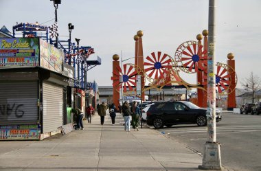 Şiddetli soğuk hava, turistlerin Coney Island plajındaki varlığını azaltıyor. 23 Mart 2025, Brooklyn, New York, ABD: şiddetli soğuk hava nedeniyle; 44F (yaklaşık 6.667 c), az sayıda turist Coney Adası plajında görülmektedir (niyi fote / thews2)
