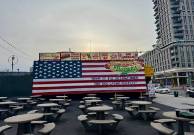 Şiddetli soğuk hava, turistlerin Coney Island plajındaki varlığını azaltıyor. 23 Mart 2025, Brooklyn, New York, ABD: şiddetli soğuk hava nedeniyle; 44F (yaklaşık 6.667 c), az sayıda turist Coney Adası plajında görülmektedir (niyi fote / thews2)