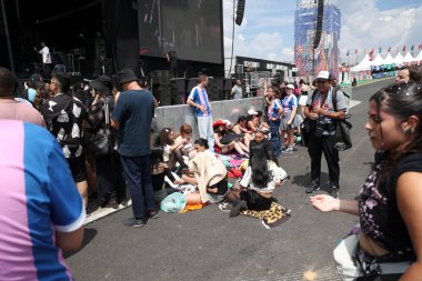 Sao Paulo (sp), 03 / 28 / 2025 - halk kendini sıcaktan korur ve Sao Paulo 'daki Interlagos yarış pistinde Lollapalooza Sao Paulo festivalinin açılışını seyreder. (leco viana\ yeni2))  