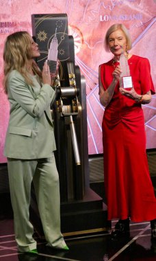 Kylie Minogue Empire State Binası 'nı aydınlatıyor. 3 Nisan 2025, ABD: Kylie Minogue ve Heather m. Ridout, New York 'taki Avustralya Başkonsolosu Empire State Binası' nı aydınlatır (niyi fote / thews2)