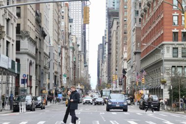 6 Nisan 2025, Manhattan, New York, ABD: New York 'ta bir bahar pazar günü, yoğun trafik ve yoğun caddeler arasında New Yorkluların ve turistlerin aceleyle yaşadığı Manhattan Borough' un genel manzarası (niyi fote / the enews2)