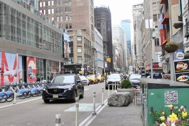 6 Nisan 2025, Manhattan, New York, ABD: New York 'ta bir bahar pazar günü, yoğun trafik ve yoğun caddeler arasında New Yorkluların ve turistlerin aceleyle yaşadığı Manhattan Borough' un genel manzarası (niyi fote / the enews2)
