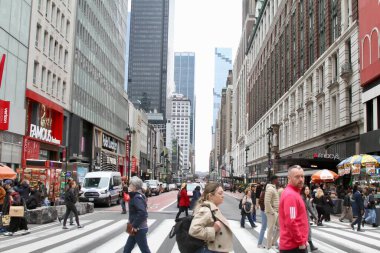 6 Nisan 2025, Manhattan, New York, ABD: New York 'ta bir bahar pazar günü, yoğun trafik ve yoğun caddeler arasında New Yorkluların ve turistlerin aceleyle yaşadığı Manhattan Borough' un genel manzarası (niyi fote / the enews2)