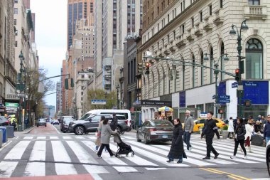 6 Nisan 2025, Manhattan, New York, ABD: New York 'ta bir bahar pazar günü, yoğun trafik ve yoğun caddeler arasında New Yorkluların ve turistlerin aceleyle yaşadığı Manhattan Borough' un genel manzarası (niyi fote / the enews2)