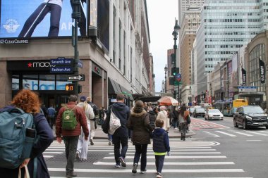 6 Nisan 2025, Manhattan, New York, ABD: New York 'ta bir bahar pazar günü, yoğun trafik ve yoğun caddeler arasında New Yorkluların ve turistlerin aceleyle yaşadığı Manhattan Borough' un genel manzarası (niyi fote / the enews2)